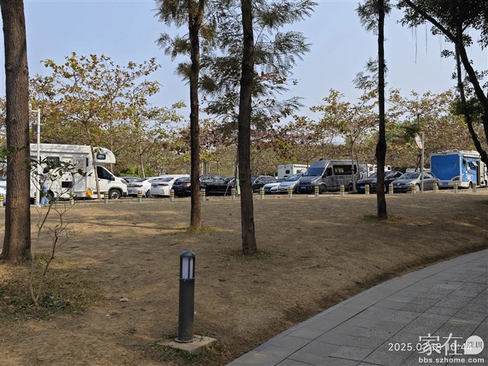 有些房车可能会在这里停上一个冬季到天热了才离开