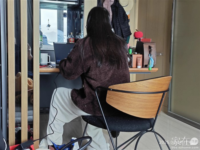 一回到来孩子马上就调较她的工作电脑