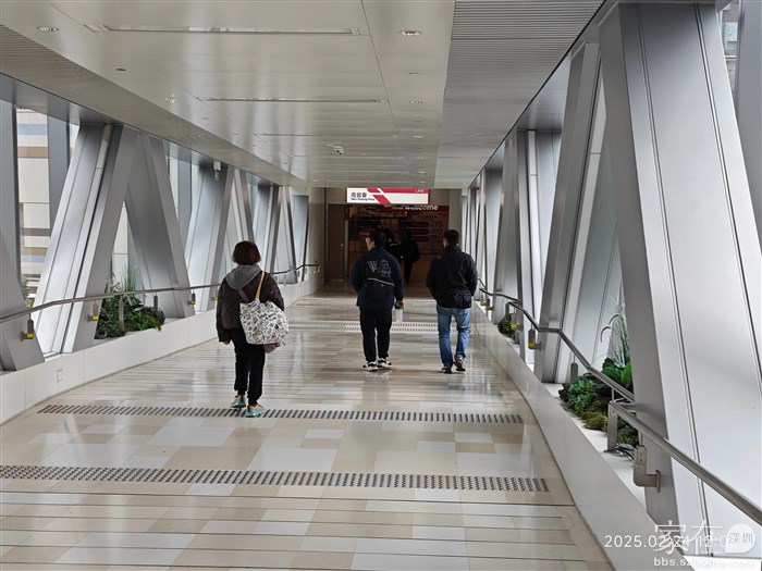 小区底商有通道过对面