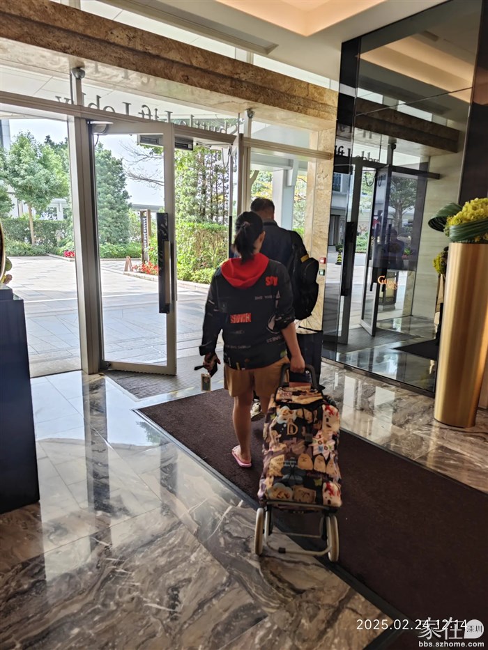 这位一看就知道是菲佣，能请到便宜又素质高的菲佣对港人而言何尝不是一种幸福。