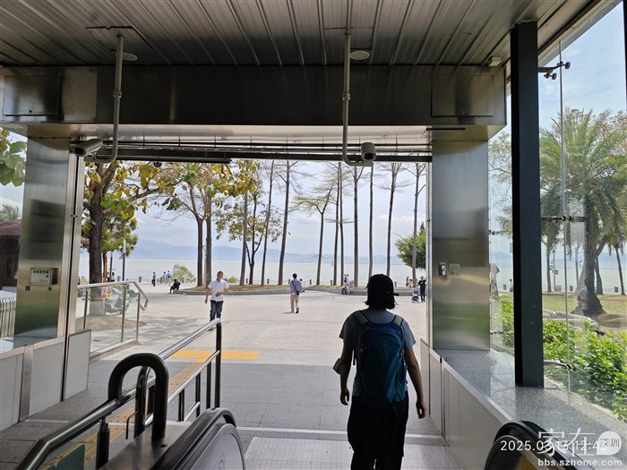 出地铁站面对这么漂亮的深圳湾只能选择一刻不停赶往公交站