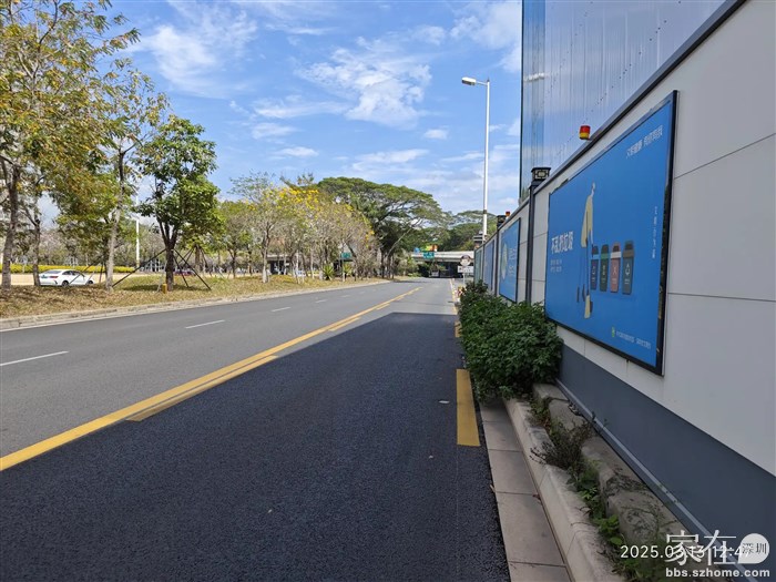 为赶时间不在公园内走而是沿公路走直线到公交站台