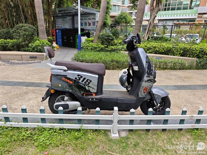回到小区见到这个电鸡车把我笑喷了，有本事你真开这个去呀。