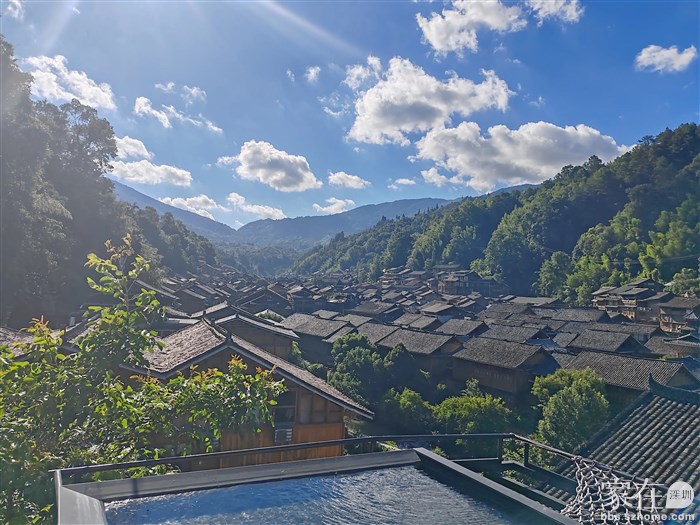 酒店后面的小山上