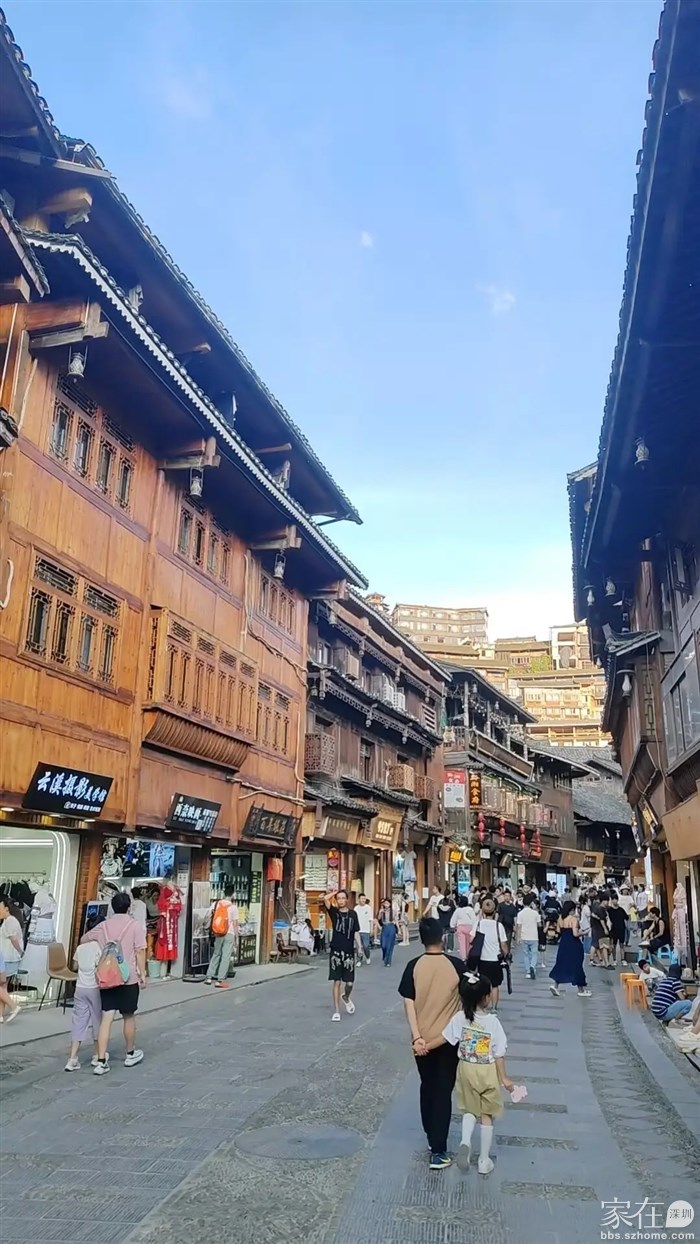 人流慢慢多起来