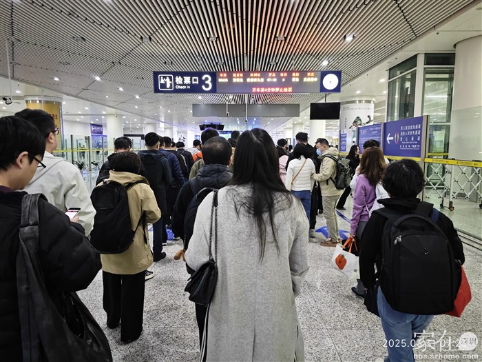 一大早乘高铁去港的人很多