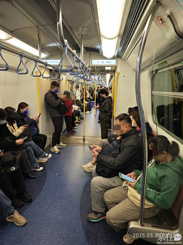 一早的港铁乘车人还不算多
