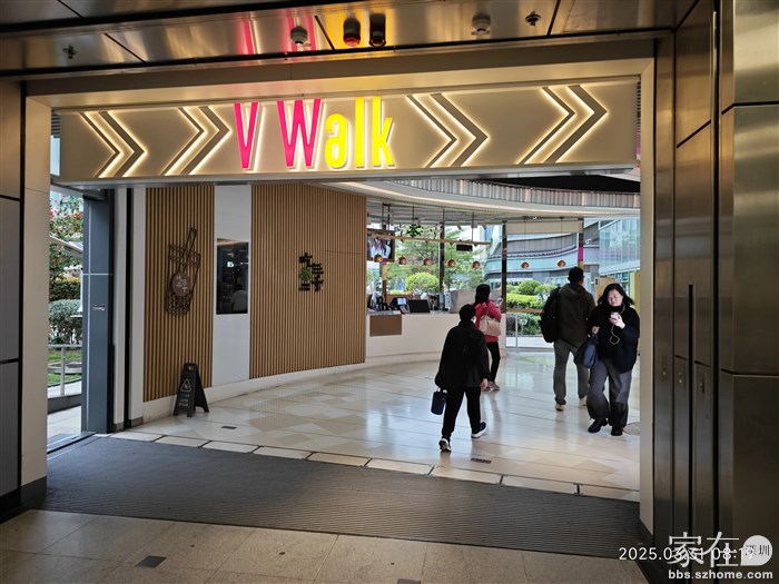 出站口就是小区的底商