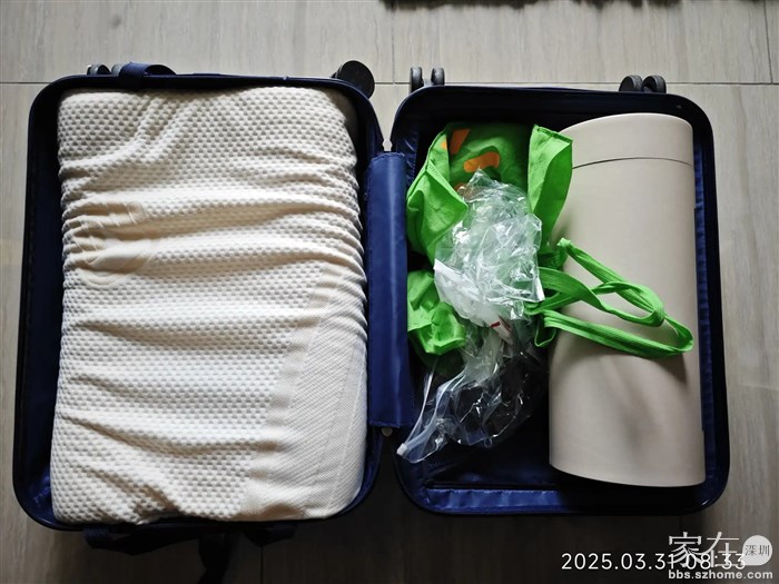 香港的房子小，小到连行李箱都放不下了，连带她淘汰下的枕头一起还得拿回深圳去。