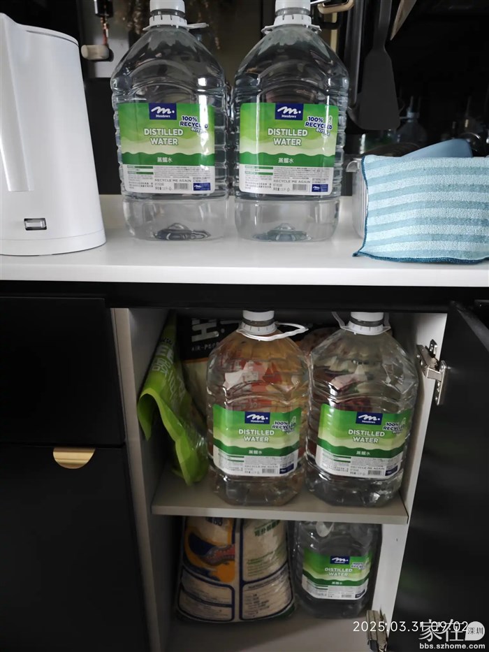 移到低处就不用孩子上下拿了