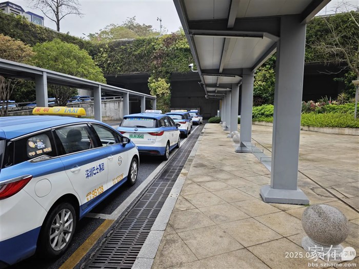 又下雨又是拿着行李箱的还是坐的士了