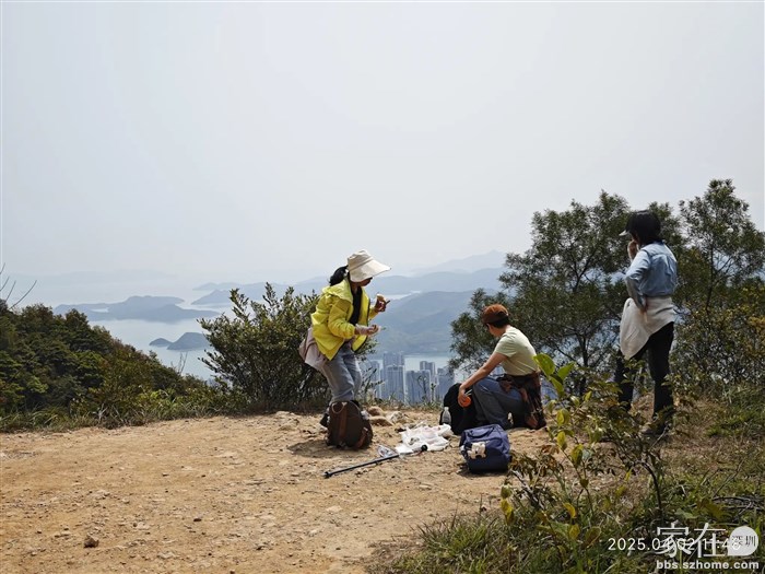这几位登山者讲特意在这享受着阳光和美景吃午饭