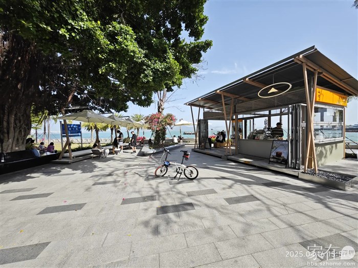 双玺花园外这家咖啡店环境很美，在这叹咖啡够惬意。