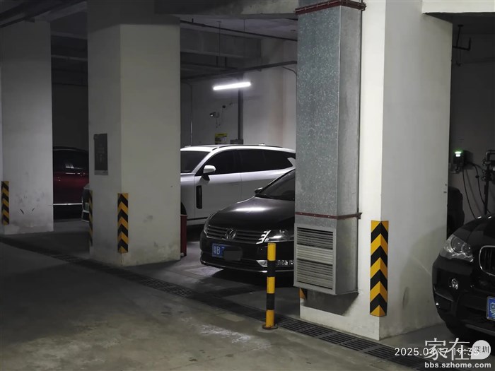 本来可以停在我停白车的位置的，但谁叫我们心善呢，情愿自己麻烦也要方便大家。