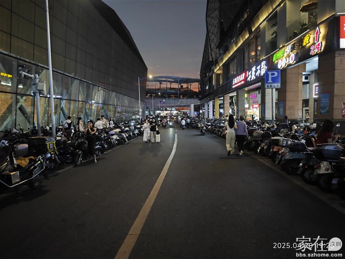 柳州是不禁摩的，可仍然这么多电鸡车，市民喜欢这种交通工具，都是冲着违法成本低而来。