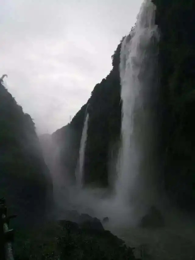 这是以前拍的丰水期的马岭河组瀑布