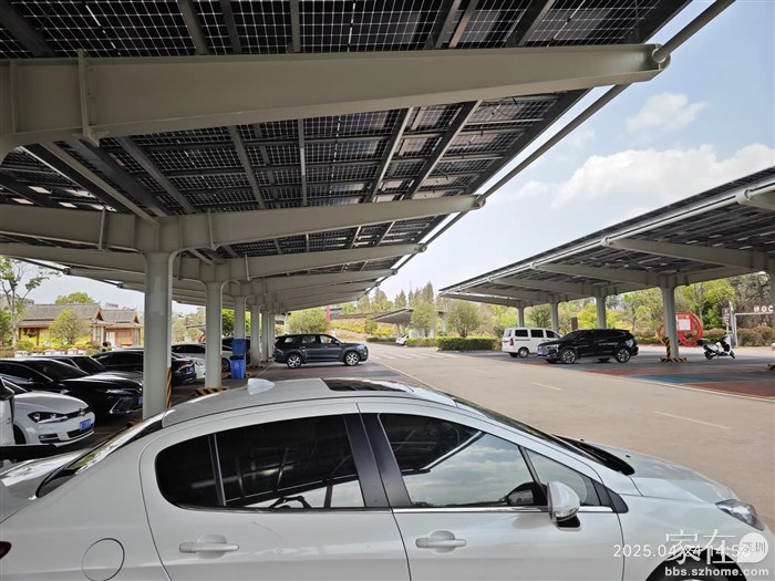 服务区建起了遮阳棚，对车主也太友好了吧。