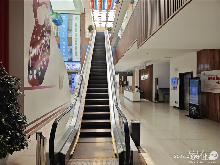 有扶手电梯的服务区
