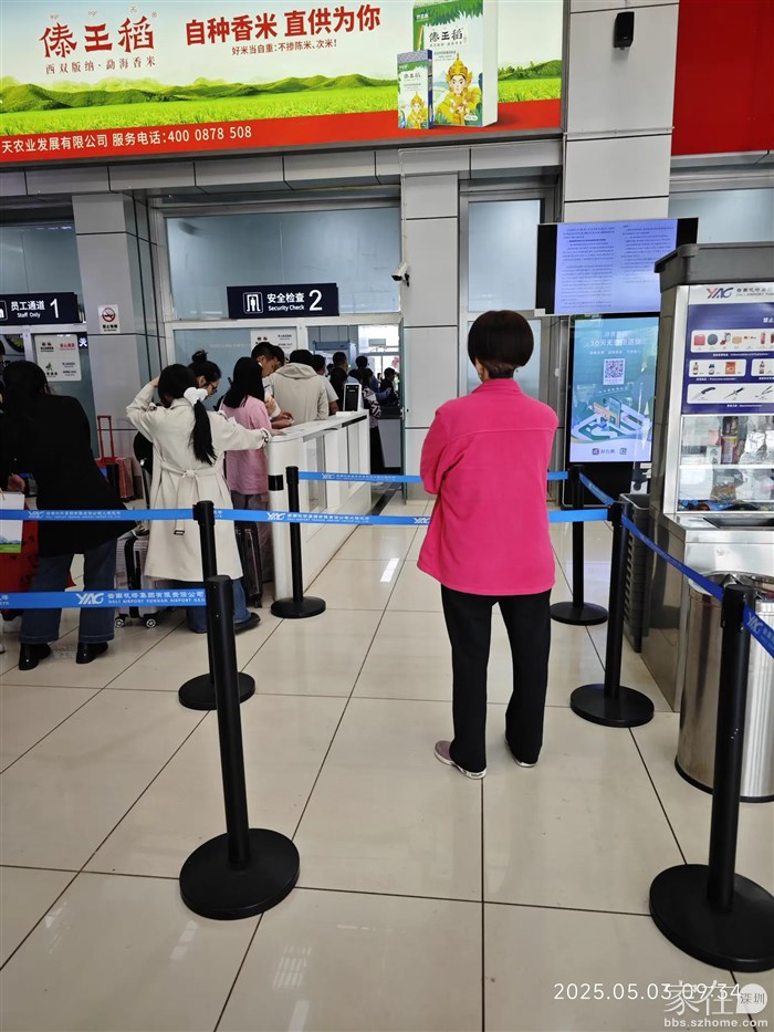 孩子都过了安检看不到身影了领导还是不肯离开