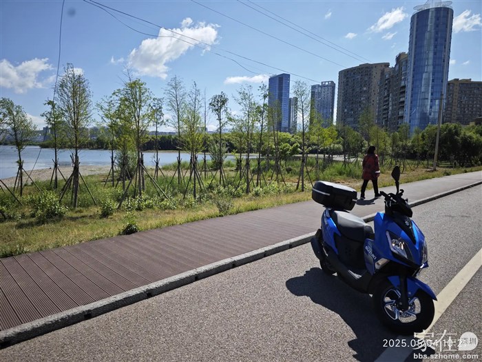 来到家小区对面的生态廊道
