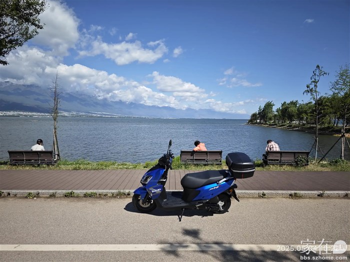 这里以前常在这里坐着发呆，现在水里的芦苇都被清掉，也听不见有水鸭叫了。