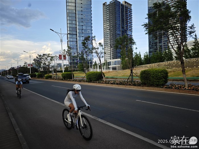 现在的骑行人好历害，动不动就公路车加锁鞋，专业的很。