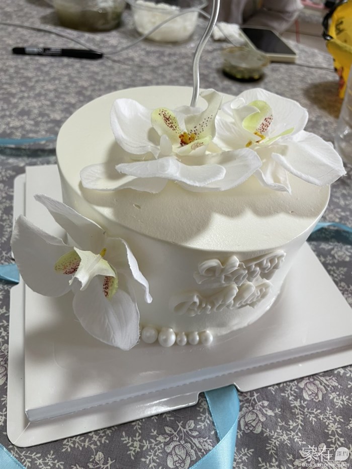 哈哈，蛋糕上面的是假大白