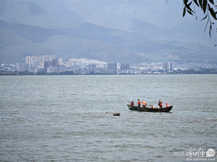 吃饭前就见他们在划，他们没休息吗？