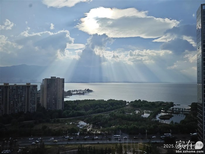 又来了，一到这个点就来这样的光。