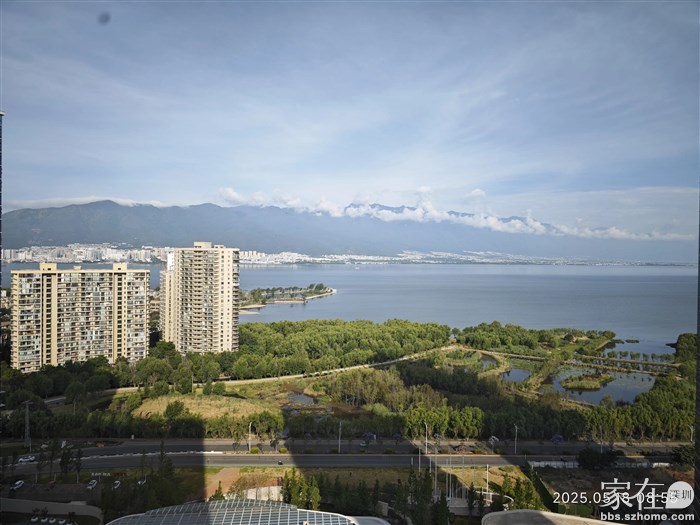 我用望远镜能看到对面跑手的人影