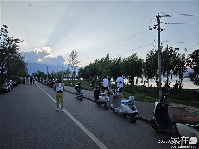 小区对面这里现在已是如此的热闹