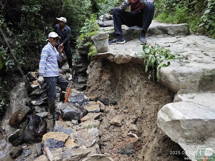 前几天的连续雨天把登山道都给冲垮了。