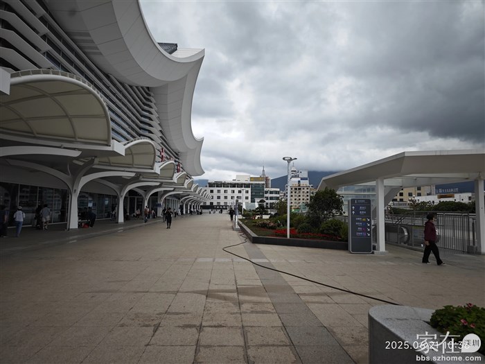 留下这个空隙，不可避免的造成旅客必须要被雨淋。