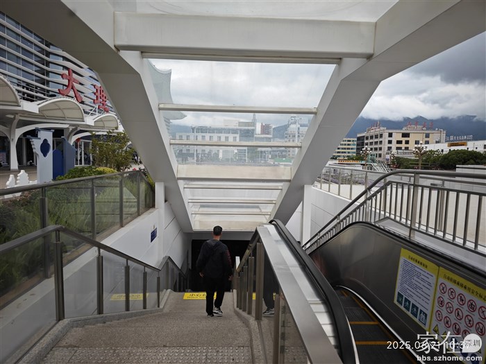 扶手电梯只有上没有下，就这么缺钱吗。