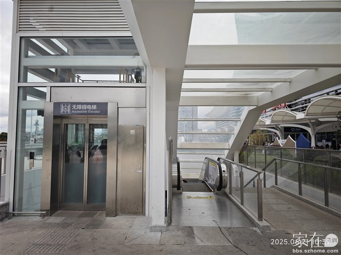 升降电梯也是小的可怜，几个旅人加行李箱就塞满。