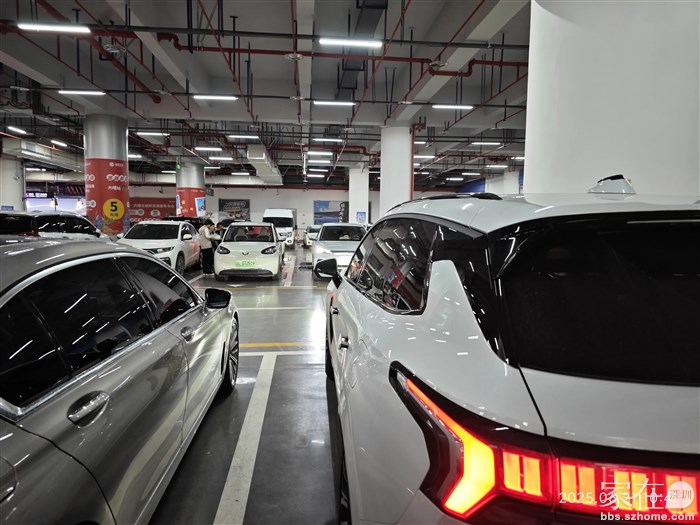 有室内停车场让接人的车可停，下雨也不会让出站的旅客淋雨己算好了。