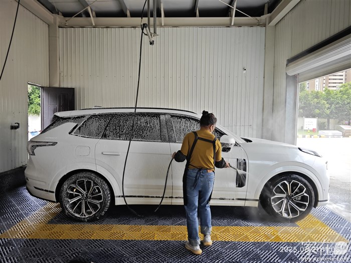 离开车站第一时间将车开到自己喜欢的洗车场，不想自己动手了，花50块钱将车洗得干干净净。