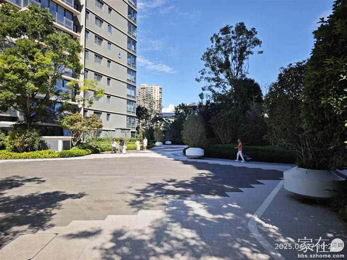 下楼，小区又见住非法民宿的游客。