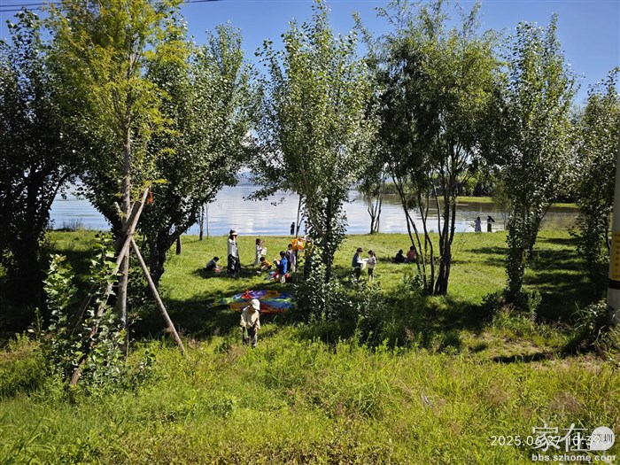 今天小区对面这个生态廊道好多幼儿园的老师带着小朋友来这里耍，大理就是这样子，我也经常看到幼儿园老师带着小朋友上苍山，要放在深圳，哪个学校、老师敢这样做？