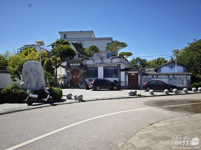 廊道边上的夏家村，本来村口与廊道间是有石柱礅子挡着，不让汽车开进的，可是石墩子都被那些旅拍公司把它挪开了，现在越来越多的汽车开到这个地方，然后到海边拍照。