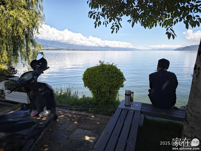 估计这个人要在这里发呆一整天了。