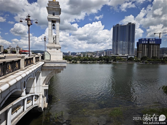兴盛桥的南边是合法的可以游泳的水域