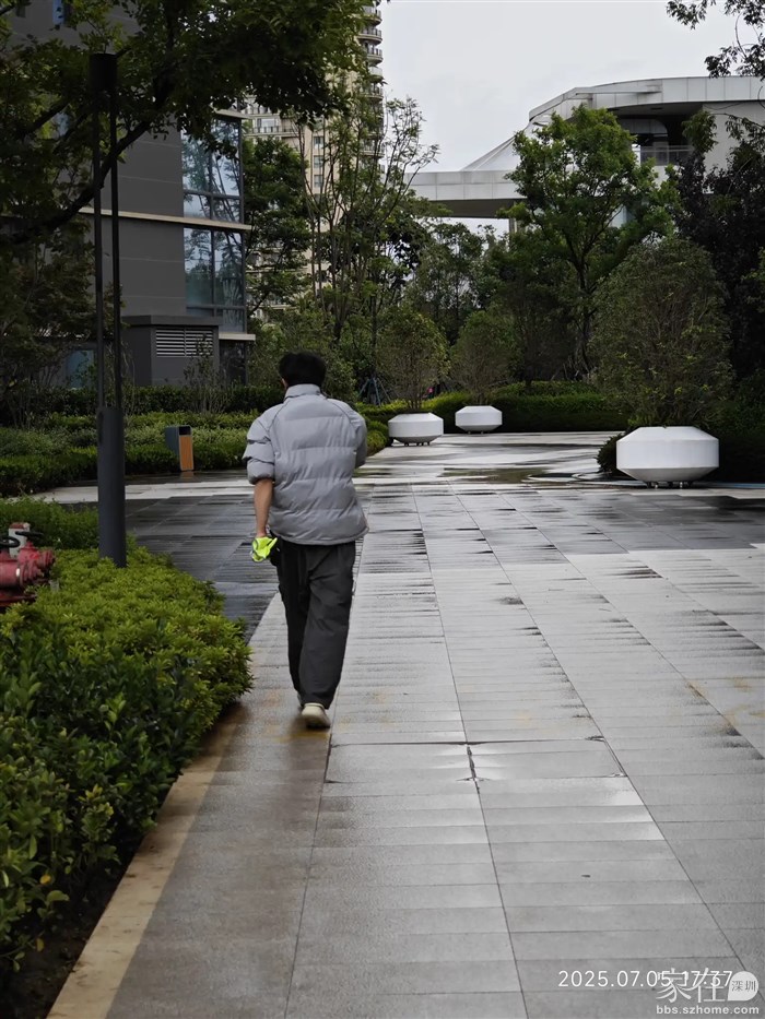 大理此时的气温有人可以穿羽绒服。