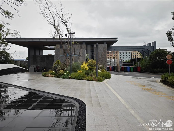 小区的快递点被物业设在了因为外面的修了3年都未修成的市政烂尾路而至使小区一直未能开通的正门处。