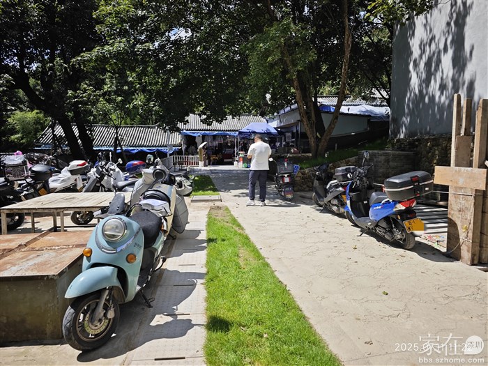 骑着小踏板不怕堵车还能一路来到感通索道处