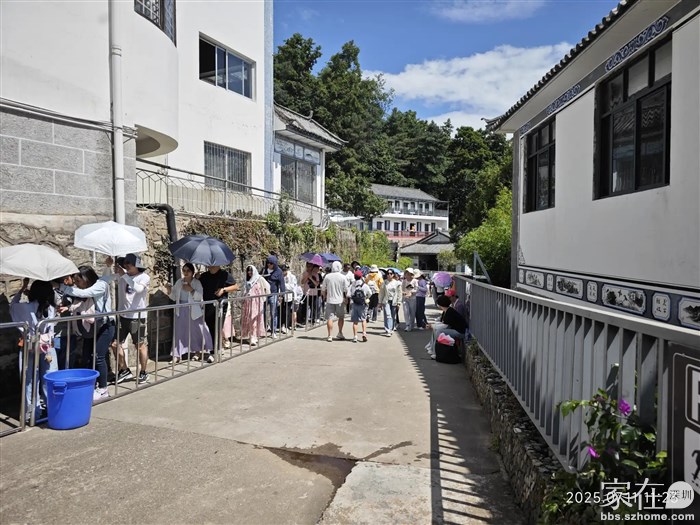 排队坐索道的人流