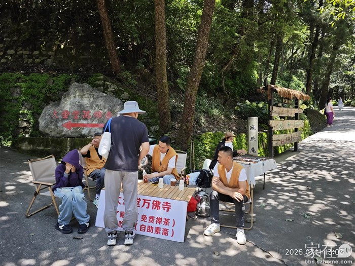 万佛寺安排义工在寂照庵分叉路口引导游人前往万佛寺，但游人心中的目标只有寂照庵根本不认识万佛寺，这样又能分流出多少人呢。