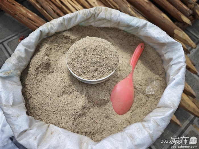 这是松油粉，火把节时拿这些往火里一扔能形成火龙。