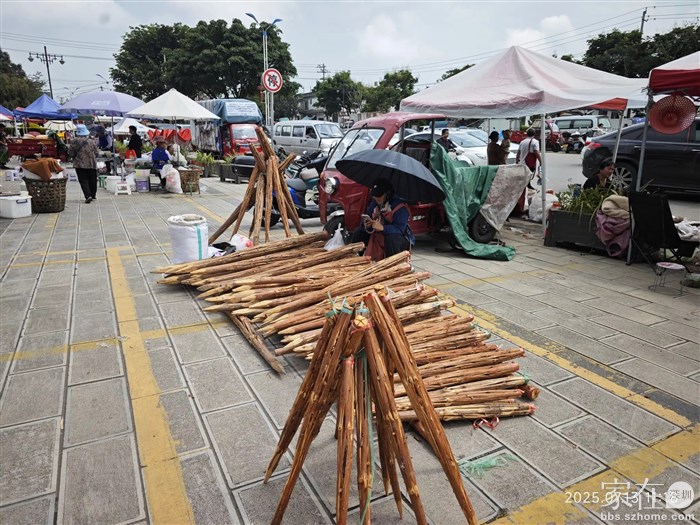 快到火把节了，到处都在卖火把。