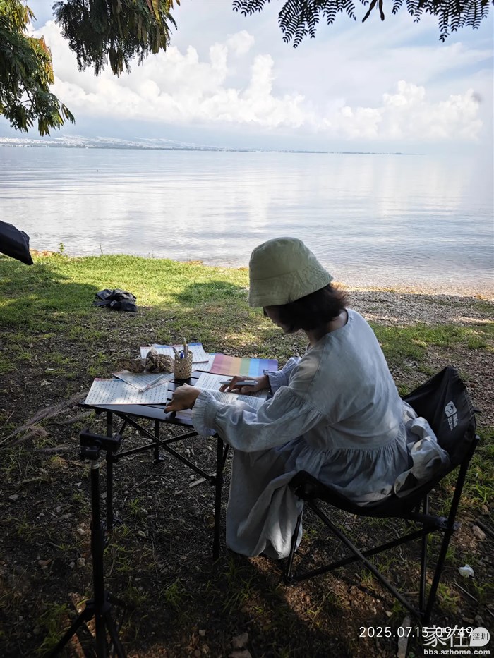 偶遇邻居在洱海看书
